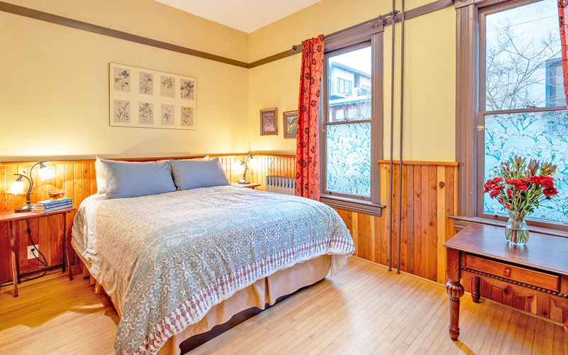 Baker-Suite-Master-Bedroom-at-Victoria-Falls-House-Nelson-BC Queen bed in the master bedroom of the Baker Suite at Victoria Falls House, Nelson BC.